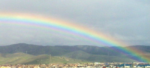 Zoomed rainbow with supernumary bows.